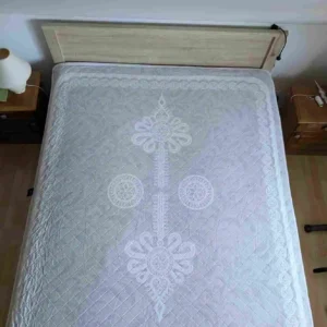 narzuta regionalna biała parzenica na szarym tle 01